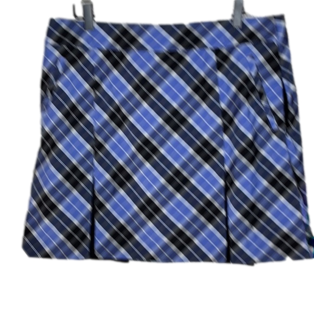 π
ΊIZOD womenβs golf Skort, size 12, 2 pleats in front, black/blue/white plaid